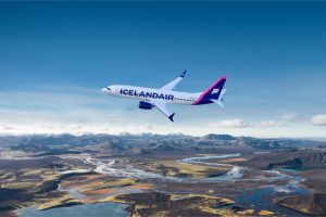 vliegtuig van Icelandair boven IJsland